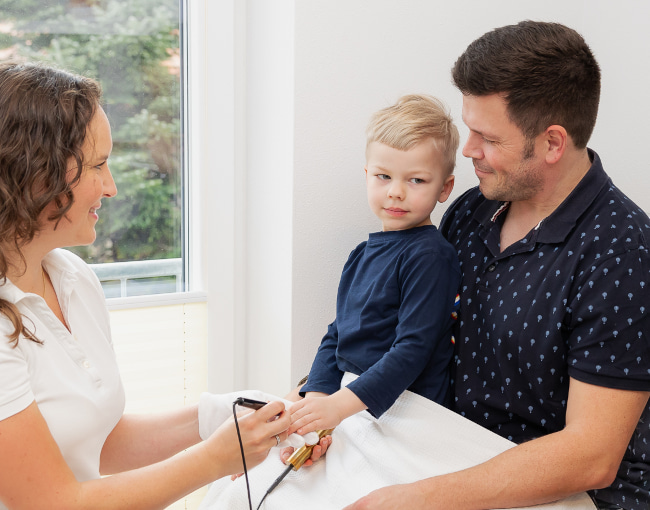 Bei einem Kind wird ein Allergietest mittels EAV durchgeführt